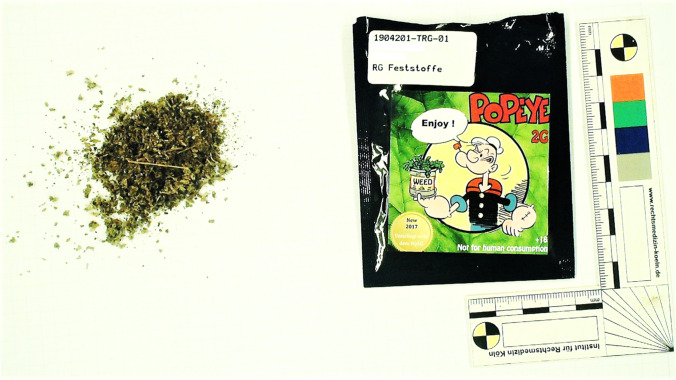 Label of “Popeye 2G, weed” (downloaded from https://lsd-blotter.com/legal-Smoke/Popeye-Legal-2g-R%C3%A4uchermischung, on December 18th 2020) (on the left) and spice sample of the here presented case (on the right)