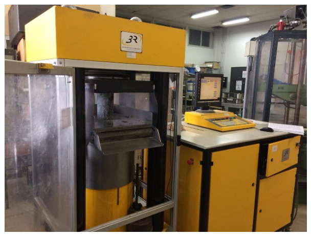 Hydraulic press “3R” used for compression testing.