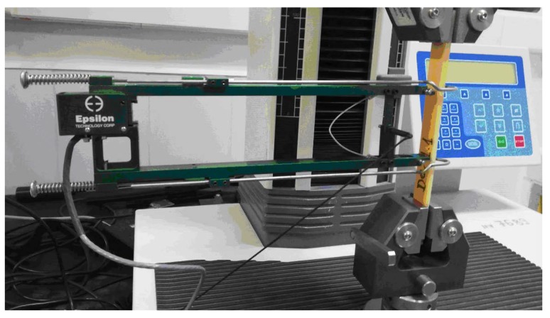 The tensile test assemblage of a sample from the Da 1.x set.